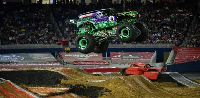 AA 1759 Edit Feld Entertainment Monstertruck