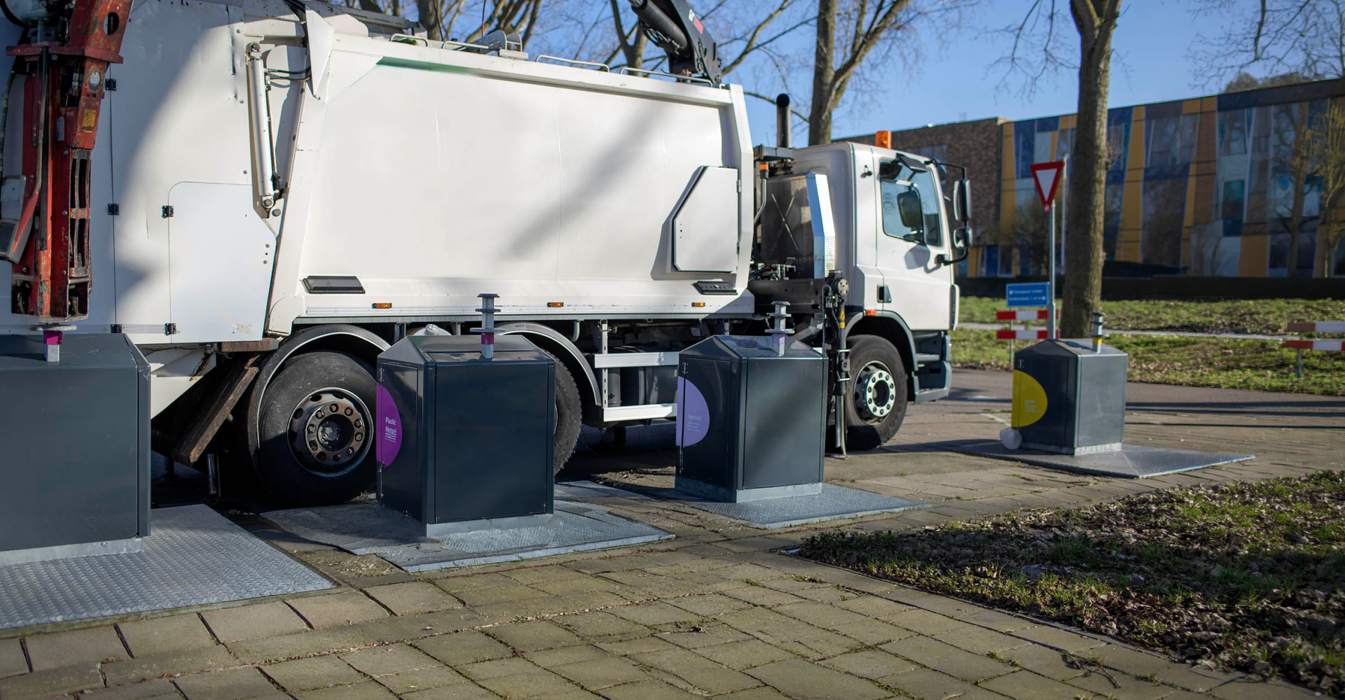 NL underground waste container and truck