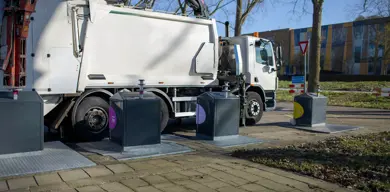 NL underground waste container and truck