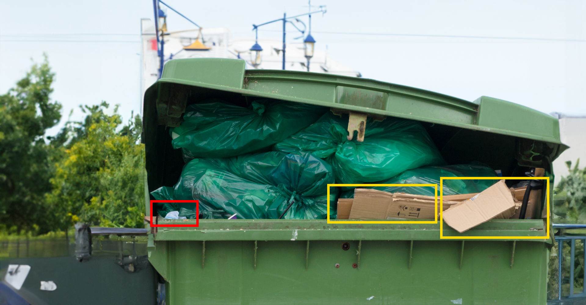 amcs vision ai conteneur vert débordant de sacs poubelles et cartons